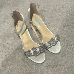 Betsy Johnson Wedding Shoes EUC 9.5